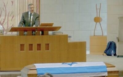 Le rabbin Doug Alpert prenant la parole lors des funérailles de Sarah Milgrim, à la Congrégation Beth Torah, à Overland Park, Kansas, le 27 mai 2025. (Crédit : Capture d'écran via JTA)